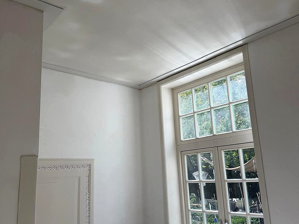 Hoog plafond en wanden glad gestuct in een oudere woning