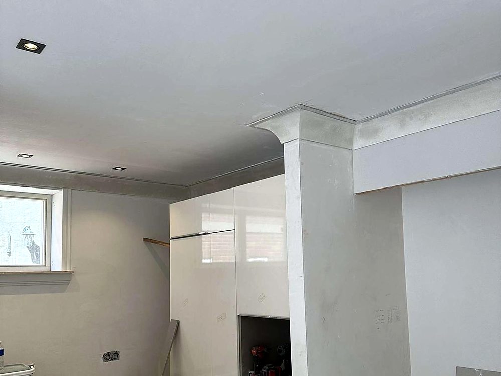 Glad gestuct plafond met plafondlijst in een keuken
