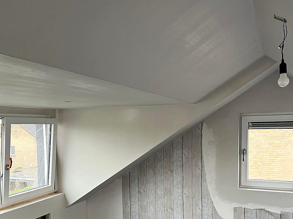 Schuin plafond op zolder glad gestuct